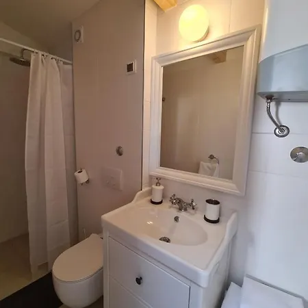 Rooms Skalinada Vis 게스트하우스 *
