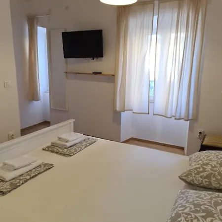 Casa de hóspedes Rooms Skalinada Vis Vis